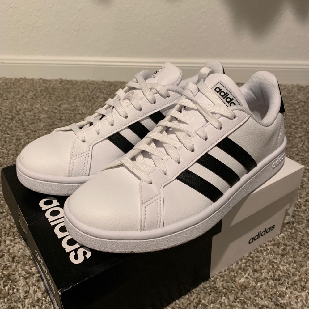 🆕 Adidas sneakers. New. Only worn inside